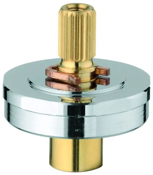 Grohe Spindelverlängerung mit einer runden, verchromten Oberfläche und einem goldfarbenen Griff. Die Bauart umfasst eine zentrale Gewindeverbindung.