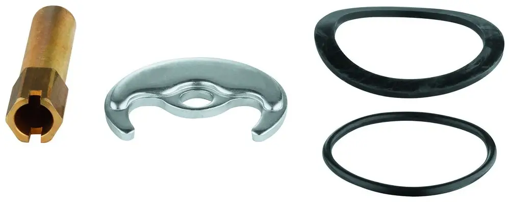 Grohe Ersatzteile, bestehend aus einem Verbindungselement, einer Sicherungsplatte und zwei O-Ringen in unterschiedlichen Größen und Formen, angeordnet auf neutralem Hintergrund.