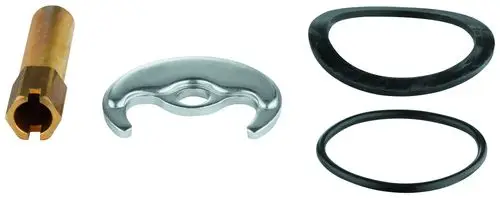 Grohe Ersatzteile, bestehend aus einem Verbindungselement, einer Sicherungsplatte und zwei O-Ringen in unterschiedlichen Größen und Formen, angeordnet auf neutralem Hintergrund.