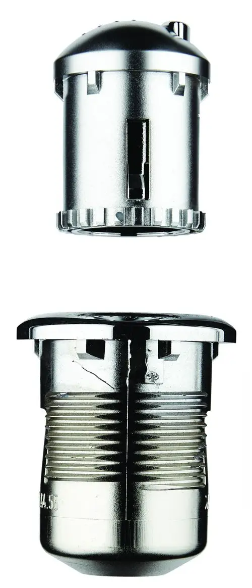 GROHE Druckknopfbetätigung in Chrom mit mattem Finish. Oben runde Betätigung, darunter zylindrischer Mechanismus mit Gewinde und Ausschnitten.