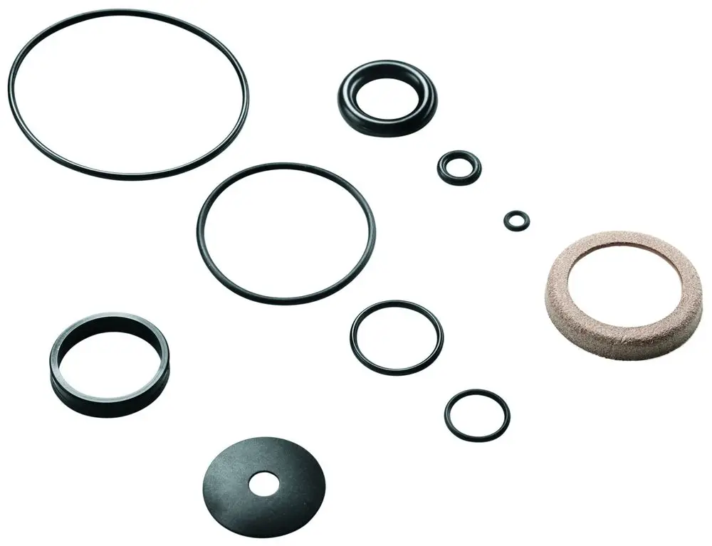 GROHE Dichtungssatz mit verschiedenen Gummidichtungen und Spacer für WC-Druckspüler, angeordnet auf hellgrauem Hintergrund.