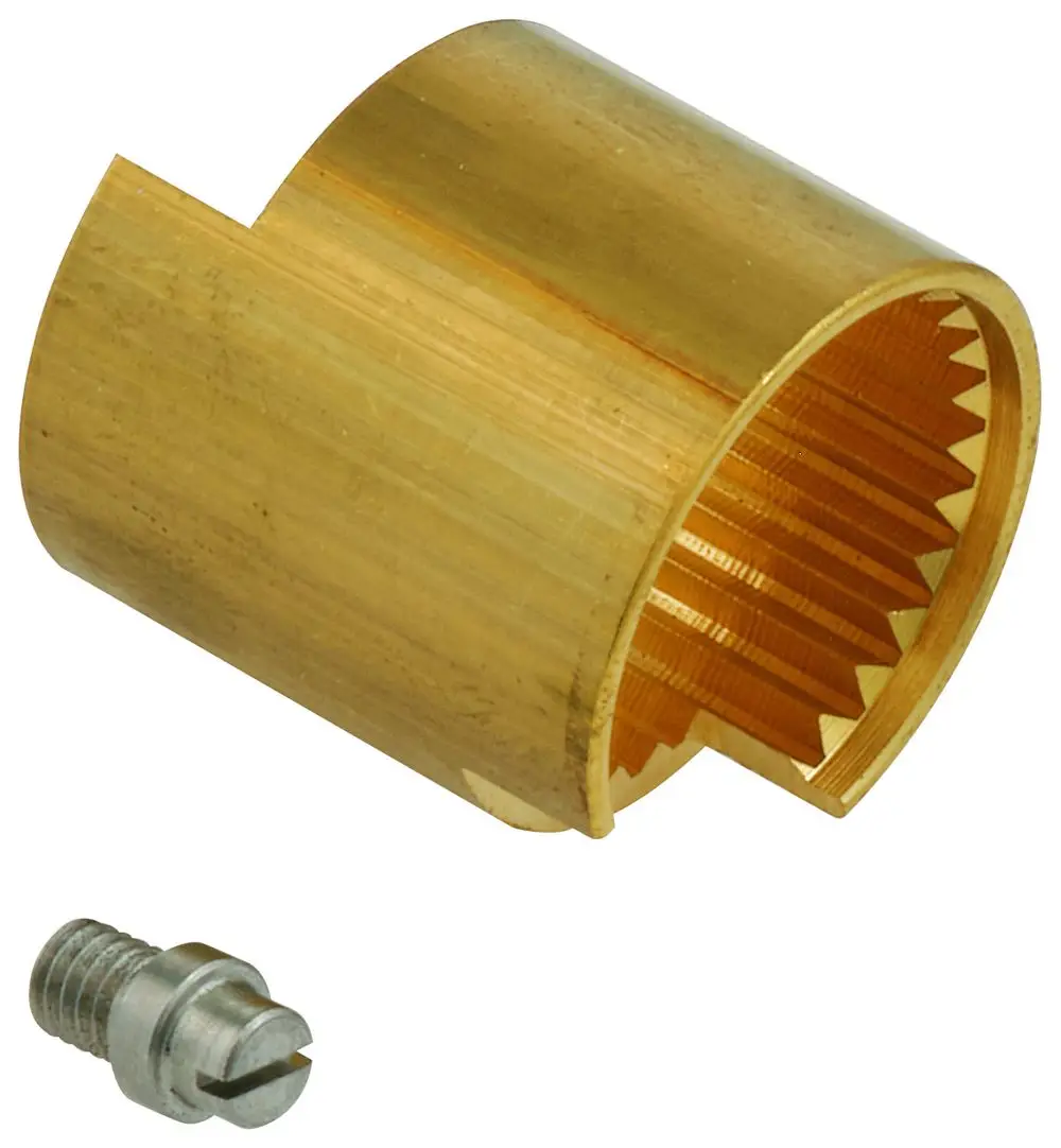 Grobe, zylindrische Metallkomponente mit gerippter Innenseite und einem kleinen Schraubelement, möglicherweise Teil eines Sanitärsystems von Grohe.