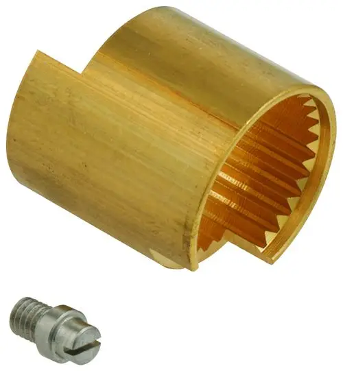 Grobe, zylindrische Metallkomponente mit gerippter Innenseite und einem kleinen Schraubelement, möglicherweise Teil eines Sanitärsystems von Grohe.
