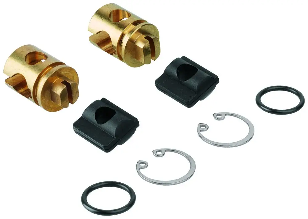 Zwei goldfarbene Absperrventile mit schwarzem Gummi und diversen kleinen Metallringen, die zur Grohe-Thermostatinstallation genutzt werden.