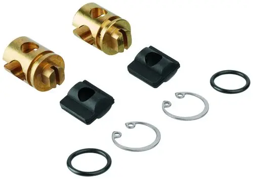 Zwei goldfarbene Absperrventile mit schwarzem Gummi und diversen kleinen Metallringen, die zur Grohe-Thermostatinstallation genutzt werden.
