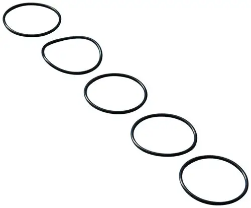 Fünf schwarze O-Ringe von Grohe, in verschiedenen Formen angeordnet, auf weißem Hintergrund. Die Ringe sind zur Abdichtung in Sanitärinstallationen geeignet.