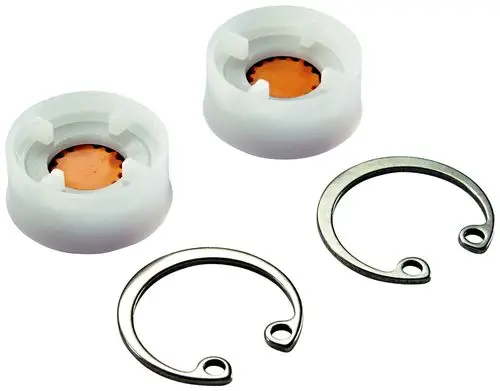 Zwei Durchflussbegrenzer mit orangefarbener Dichtung und zwei Schlösserringen aus Metall, die zur Installation von Grohe-Produkten verwendet werden können.