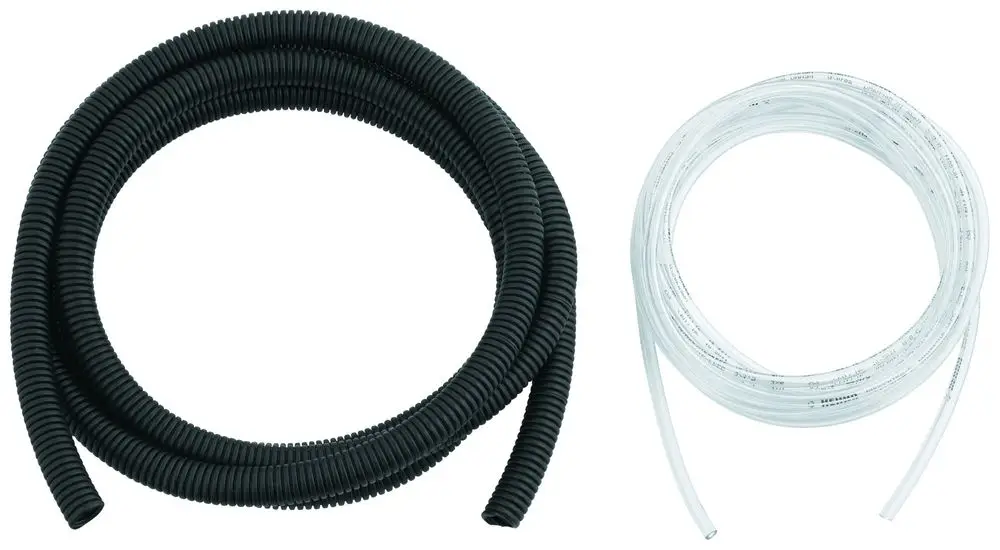 Zwei Schlauchrollen, eine schwarze mit geriffelter Oberfläche und eine transparente, auf einem neutralen Hintergrund. Produkte von Grohe.