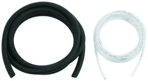 Zwei Schlauchrollen, eine schwarze mit geriffelter Oberfläche und eine transparente, auf einem neutralen Hintergrund. Produkte von Grohe.