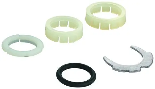 GROHE Montageelemente für Auslaufbefestigung, inklusive verschiedene Ringe und Sicherungsclip, zur Verwendung bei Gussausläufen.