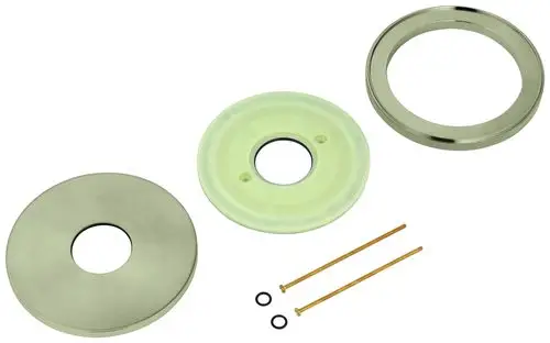 Grohe-Zubehör bestehend aus drei Ringen aus unterschiedlichen Materialien, zwei langen Schrauben und zwei Dichtungen, angeordnet auf einem weißen Hintergrund.