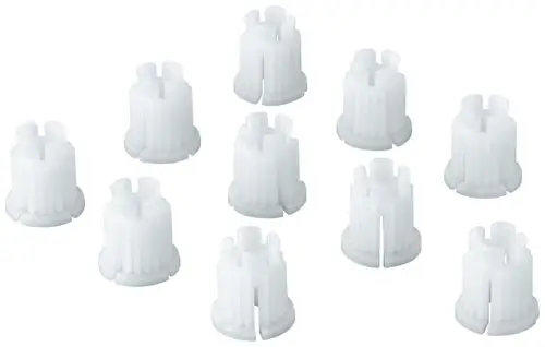 Weißer Schnappeinsatz aus Kunststoff, geeignet für Grohe Armaturen, in Form eines kleinen zylindrischen Elements mit mehreren Längsrippen. Mehrere Exemplare liegen auf einer flachen Oberfläche.