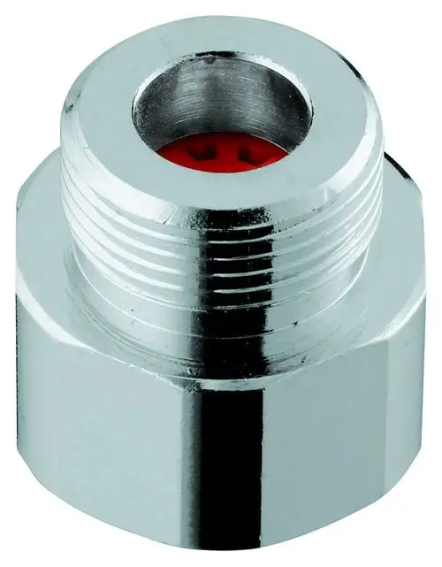 Adapter von Grohe mit rotem Durchflussbegrenzer, auf einem metallischen Gewinde mit sechseckiger Aufnahme. Sichtbar ist die glatte, polierte Oberfläche.