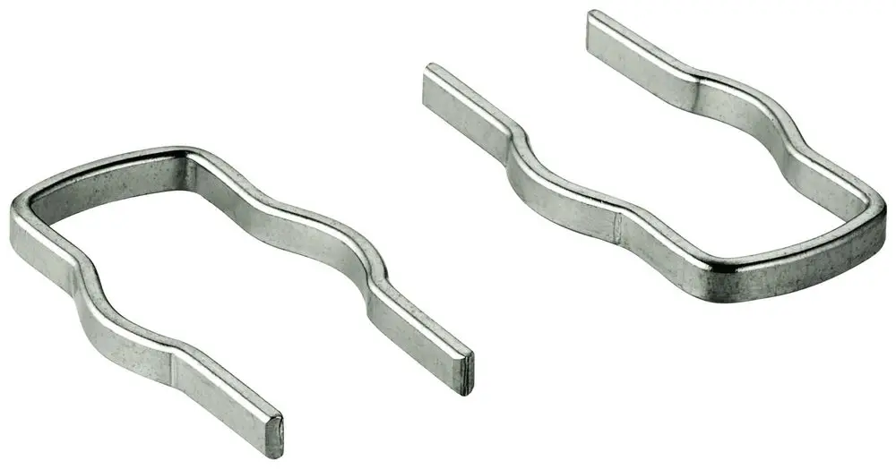 Zwei grobe Befestigungsklammern aus Metall, die für die Montage von Anschlagringen oder Reguliermuttern von Grohe verwendet werden.
