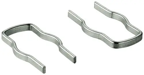 Zwei grobe Befestigungsklammern aus Metall, die für die Montage von Anschlagringen oder Reguliermuttern von Grohe verwendet werden.