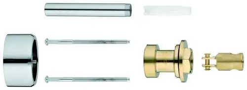 Chromfarbener Grohe-Bauteil, bestehend aus mehreren Komponenten: einer Rohrverlängerung, einer Montagehülse, zwei Schrauben, einem Sicherungsclip und einem Messingelement.