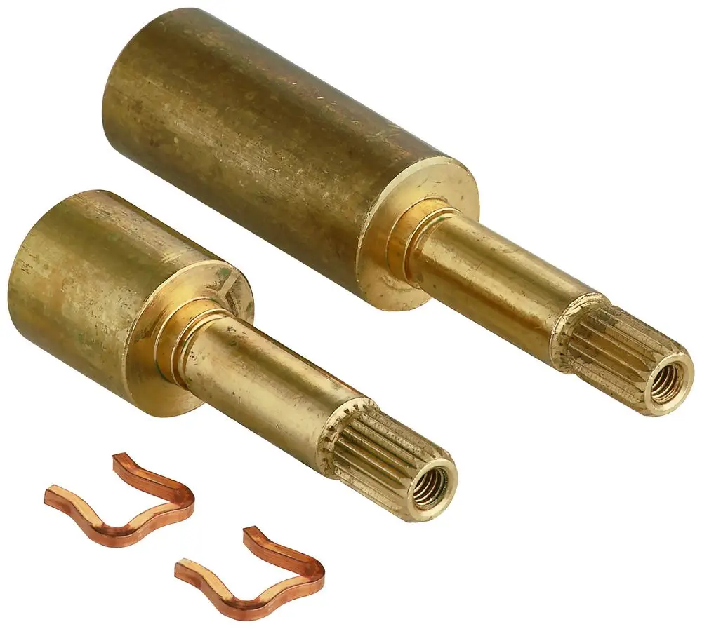 Zwei metallische Spindelverlängerungen in Goldton, mit gewindet und gezähntem Ende, neben zwei halbrunden Kupferclips, geeignet für Grohe Produkte.