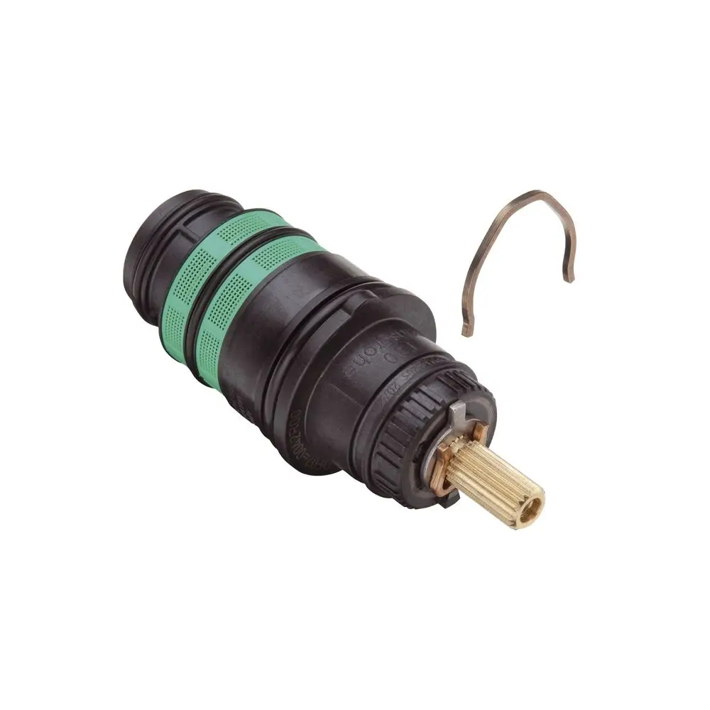 Temperaturreglereinheit von Hansgrohe, bestehend aus einem schwarzen Gehäuse mit grünen Ringen und einem goldenen Anschluss. Eindeutige Montagevorrichtung im Bild erkennbar.