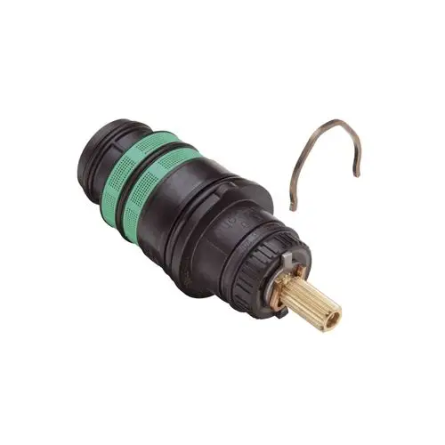 Temperaturreglereinheit von Hansgrohe, bestehend aus einem schwarzen Gehäuse mit grünen Ringen und einem goldenen Anschluss. Eindeutige Montagevorrichtung im Bild erkennbar.