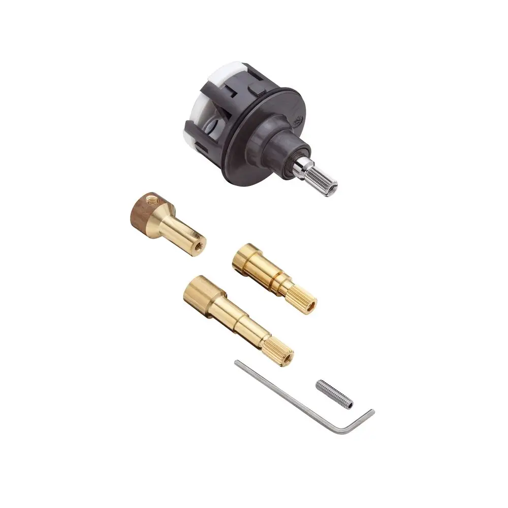 Hansgrohe Zubehörset bestehend aus einem Einsatz mit kurzer Spindel und mehreren Messing-Anschlussstücken für die Installation.