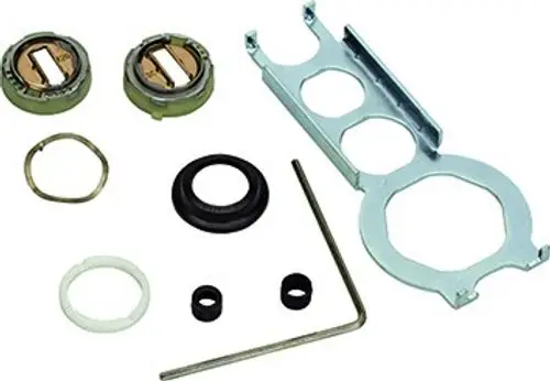 Set aus verschiedenen Komponenten für die Kugelmischtechnik, einschließlich Schlüsseln und Dichtungen, von der Marke Hansgrohe, auf einem weißen Untergrund angeordnet.