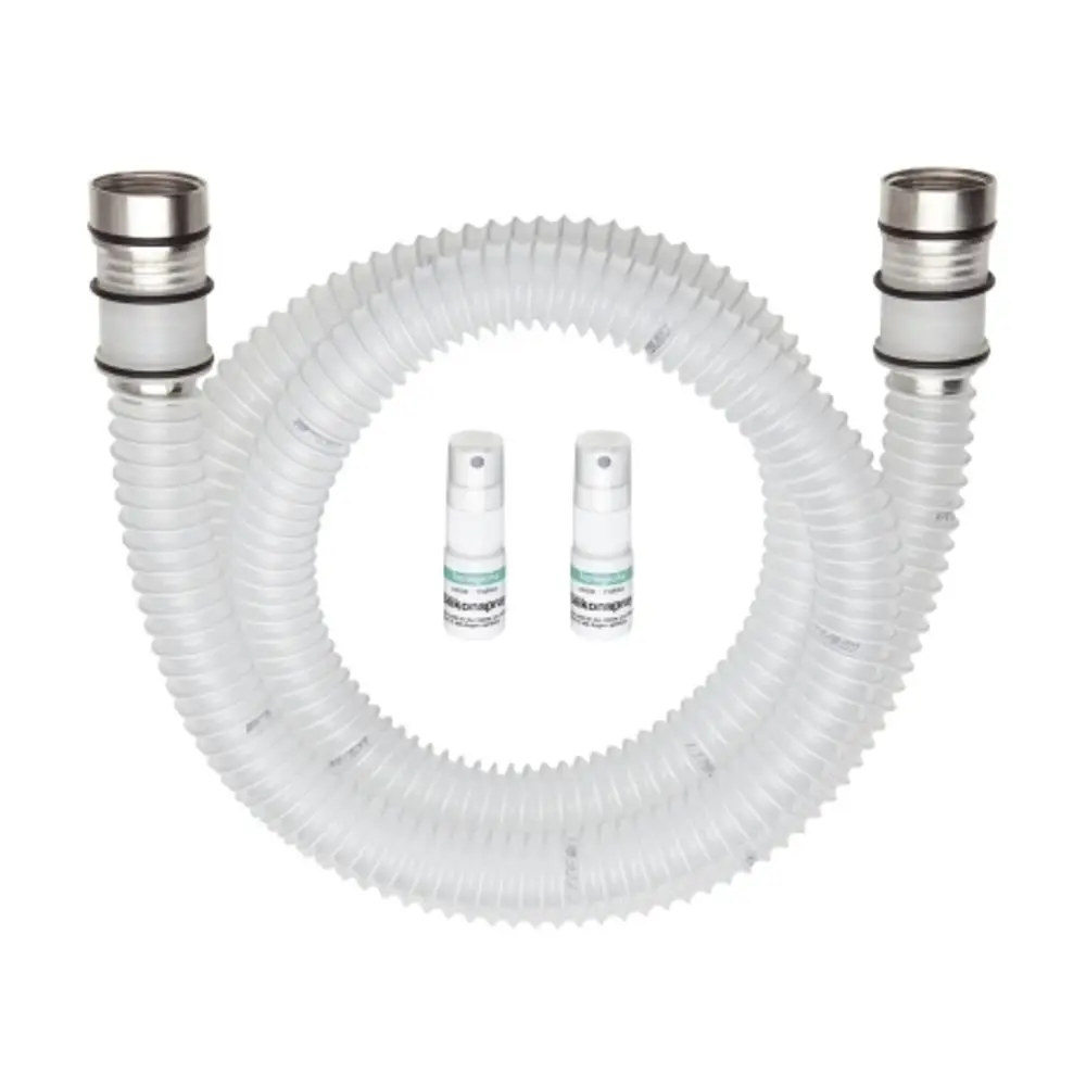 Hansgrohe Schläuche und zwei Sprühflaschen auf weißem Hintergrund, die für die Verbindung und Pflege von Sanitäranlagen verwendet werden.