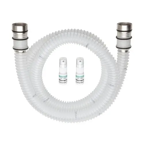 Hansgrohe Schläuche und zwei Sprühflaschen auf weißem Hintergrund, die für die Verbindung und Pflege von Sanitäranlagen verwendet werden.