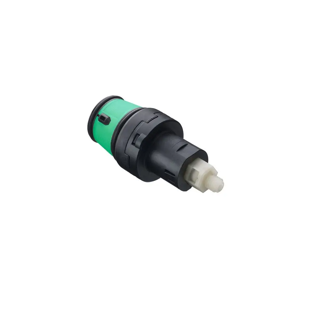 Hansgrohe Absperreinheit in kompakter Form, mit grünem Gehäuse und Anschluss für Rohrleitungen, zur regulären Wasserzufuhr in Sanitäranlagen.