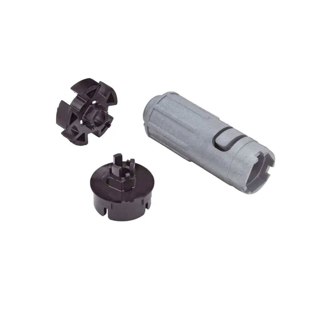 Drei Einzelteile eines Montagewerkzeugs, darunter ein grauer Zylinder und zwei schwarze Elemente. Geeignet für Produkte von Hansgrohe.