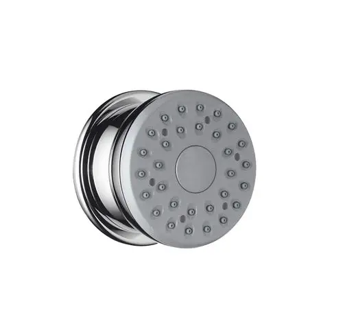 Kreisförmige Duschbrause mit mehreren kleinen Düsen und einem Chrom-Finish, montiert an einer Wand, Produkt von Hansgrohe.