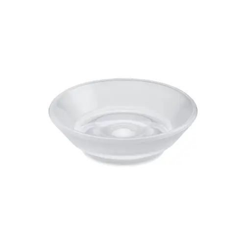 Weiße Seifenschale aus Glas, rund mit leicht erhöhtem Rand, auf einem glatten Untergrund. Produkt von Hansgrohe.