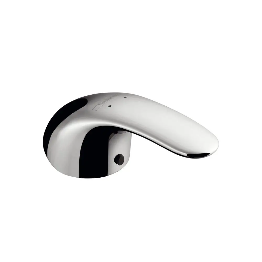 Chromfarbener Mischergriff von Hansgrohe mit geschwungener Form und einem Einschnitt für die Wasserregulierung.
