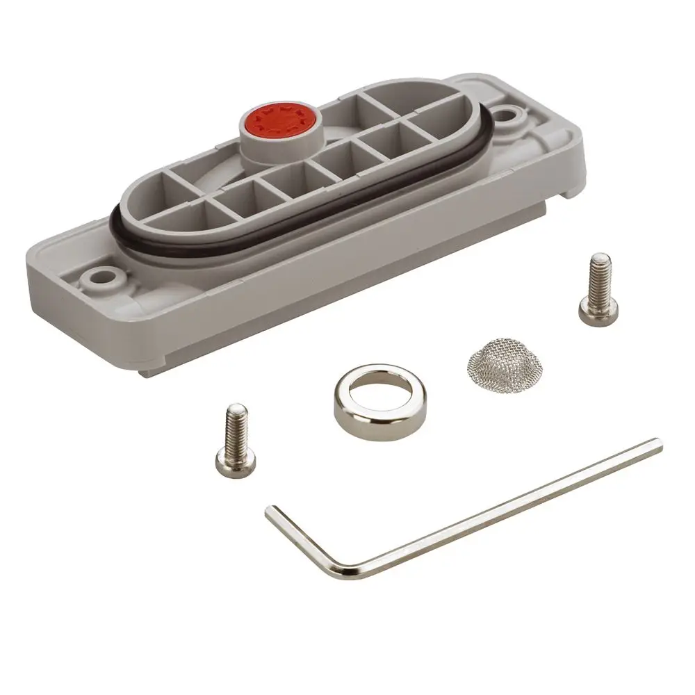 Montiertes Hansgrohe-Produkt mit grauem Gehäuse, Dichtungsring, zwei Schrauben, Edelstahlring, feinem Netzfilter und Innensechskantschlüssel. Teile sind in verständlicher Anordnung dargestellt.