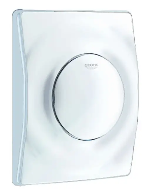 Verchromte Betätigungsplatte von Grohe für Urinal mit runder Betätigungstaste und gewellter Randgestaltung, montiert auf einem hellen Hintergrund.