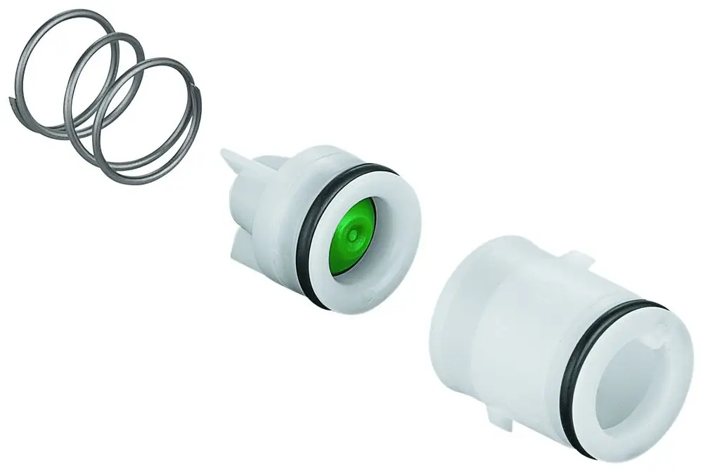 Drei Metallfedern und zwei Kunststoffteile mit O-Ringen, eines davon hat eine grüne Innenansicht, zur Verwendung als Rückflussverhinderer von Grohe.
