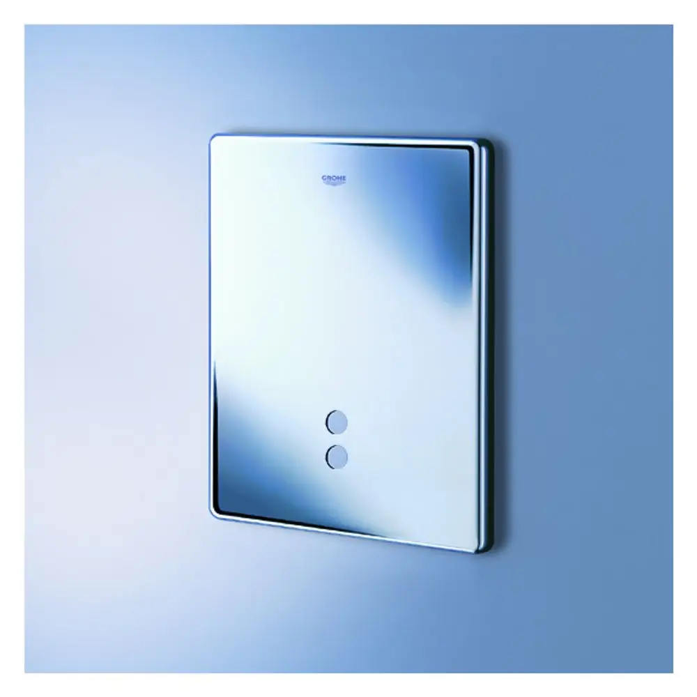 Glänzende Frontplatte von Grohe mit zwei Betätigungstasten, montiert an einer hellen Wand. Die Oberfläche reflektiert Licht und Umgebung.