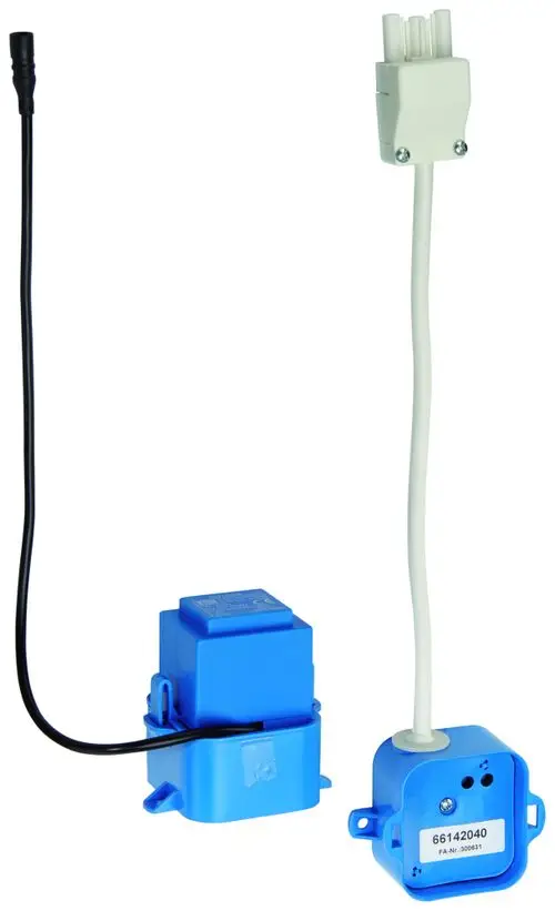 GROHE Steck-Transformator mit blauen Gehäusen und Kabeln. Er beinhaltet Anschlussstecker und einen Transformator für elektrische Anwendungen.