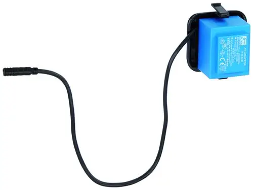 Netzteil in blauer Farbe mit schwarzem Kabel, ausgestattet mit einem Anschlussstecker. Das Produkt stammt von der Marke Grohe.
