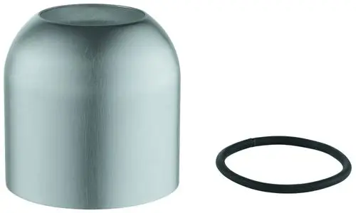 Edelstahlkappe von Grohe mit abgerundeter Oberseite, daneben ein schwarzes Gummiband. Geeignet für verschiedene Installationen oder Abdichtungen.