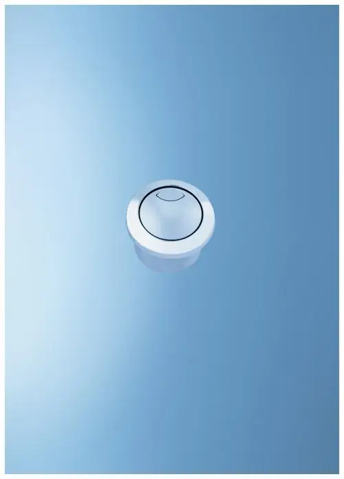 GROHE Druckknopf in chrom mit Rosette, vor einem blauen Hintergrund. Das Design zeigt eine runde Form mit einem zentralen, leicht gewölbten Element.