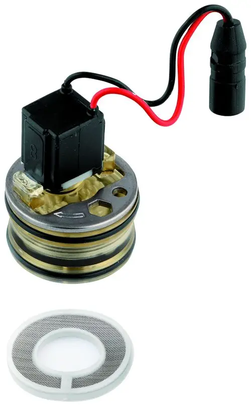 Grohe Magnetventil-Kartusche mit elektrischer Anschlussbox und zwei Drähten. Unten liegendes Filterelement zur Wasserregulierung.
