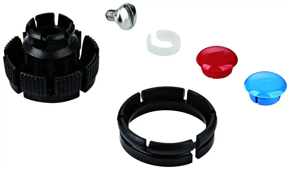 GROHE Griffbefestigungsteile in Schwarz und Rot, bestehend aus einem Hauptteil, Schraube, Dichtungsring und zwei Köpfen in Rot und Blau.