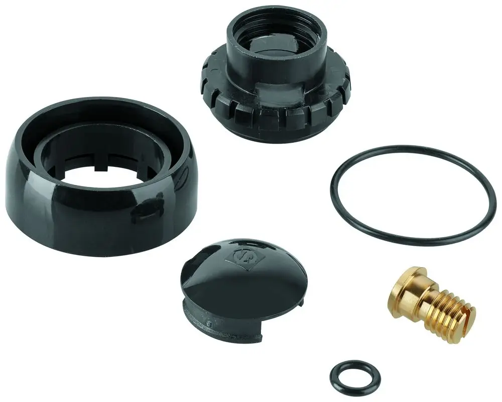 Zwei schwarze Kunststoffteile, ein O-Ring, eine Schraube aus Messing und eine Abdeckung, die Teil des Grohe Brausesystems sind. Alle Elemente liegen separat auf einer neutralen Oberfläche.