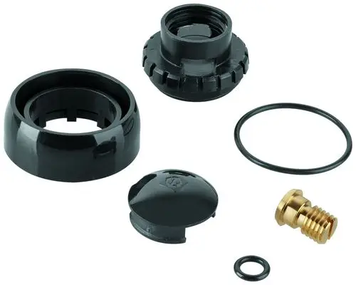 Zwei schwarze Kunststoffteile, ein O-Ring, eine Schraube aus Messing und eine Abdeckung, die Teil des Grohe Brausesystems sind. Alle Elemente liegen separat auf einer neutralen Oberfläche.