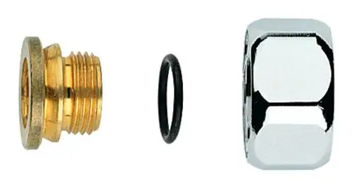 GROHE Anschlussverschraubung bestehend aus einem messingfarbenen Gewinde, einem schwarzen O-Ring und einer verchromten Mutter, auf einer weißen Unterlage.