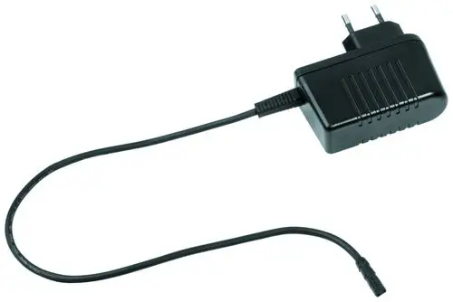 Schwarzes Steckernetzteil von Grohe mit zwei Polen für die Steckdose und einem Kabel. Das Kabel führt zu einem Stecker, der für die Stromversorgung verwendet wird.