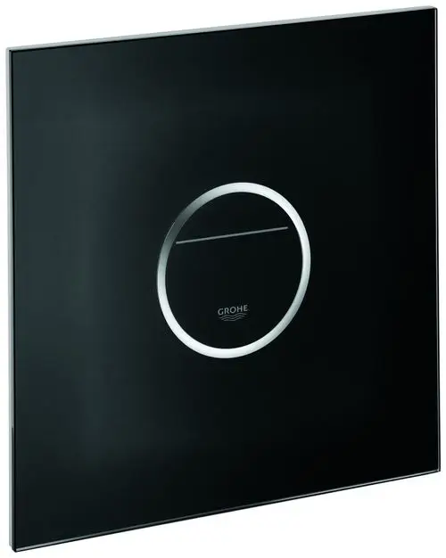 Schwarze Abdeckplatte mit einem runden Betätigungsfeld in der Mitte. Die Marke Grohe ist sichtbar. Entwurf für eine moderne Badezimmerinstallation.