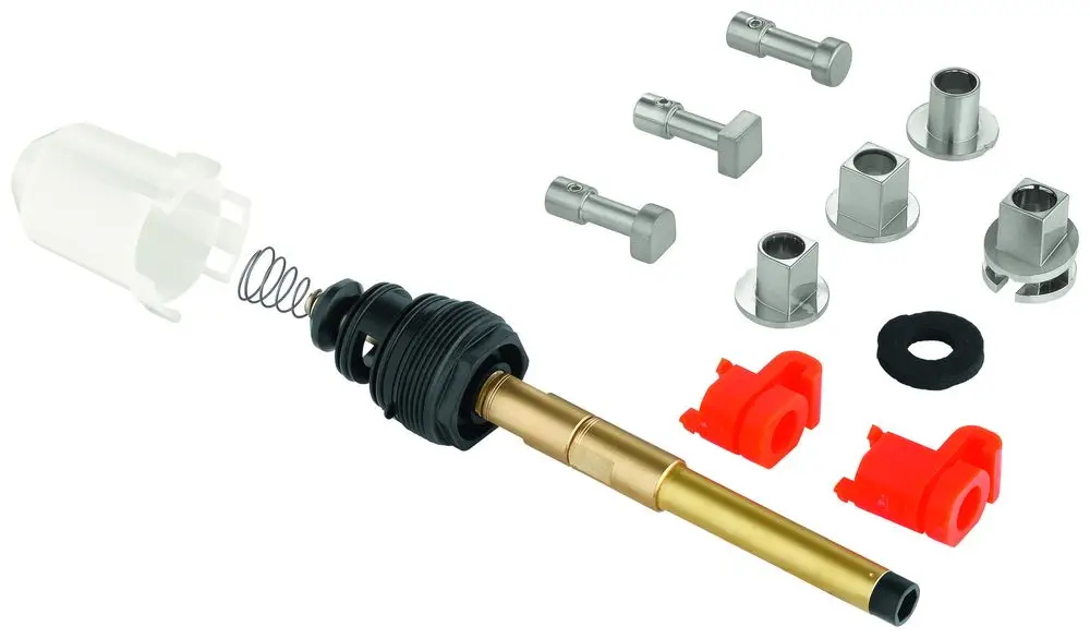 Montagebestandteile der Marke Grohe, einschließlich einer langen Metallstange mit Dichtung, einer Feder, verschiedenen Anschlüssen und zwei roten Halterungen.