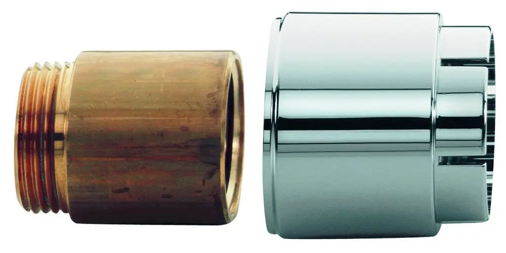 Zwei Verbindungsteile, ein goldfarbenes mit Gewinde und ein chromfarbener, zylindrischer Abschnitt, die zusammen ein Verlängerungsset von Grohe bilden.
