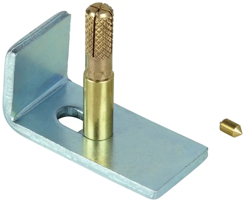 Befestigungssatz von Grohe mit einer metallischen Halterung und einer goldfarbenen, zylindrischen Schraube. Abgebildet sind außerdem ein kleiner metallischer Pfosten und eine Halterung.